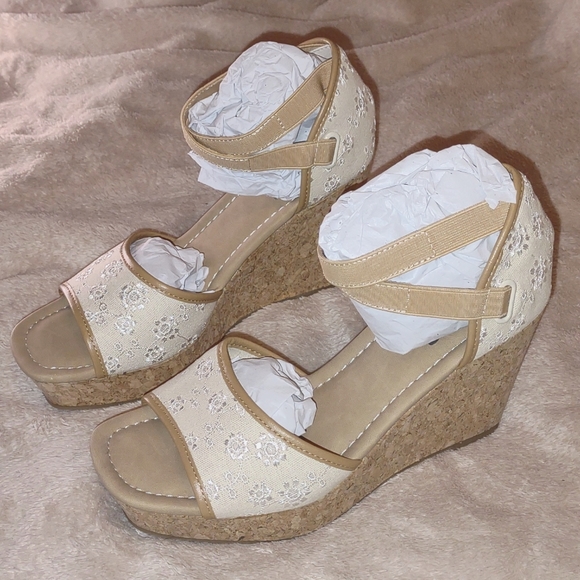 👣🩷Y•NOT? 🩷 Beige Eyelet Platform Wedges - Picture 4 of 16